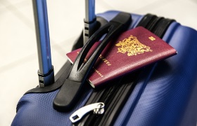 Obtenir son quitus (image de passeport sur une valise)